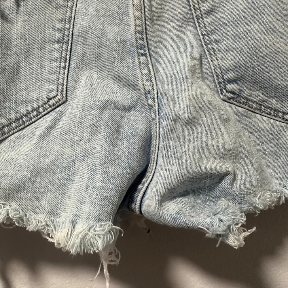 Old Navy Boyfriend Denim Shorts Distressed Cutoffs Light Wash Women’s Size 10
